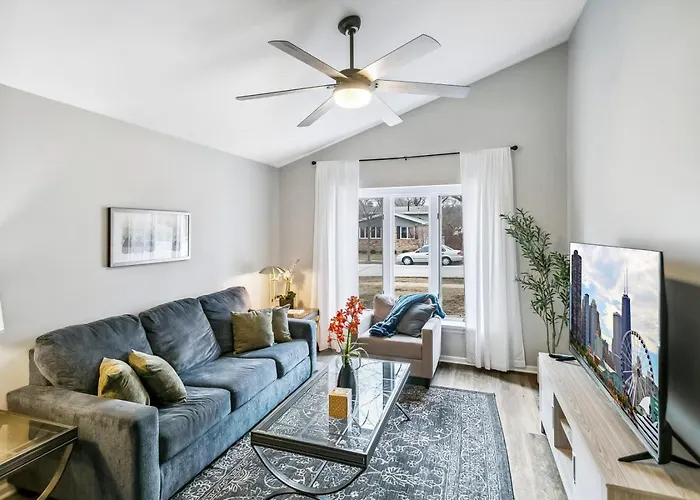 Spacious Near Dt With Rec Holiday home