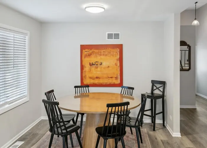 Holiday home Spacious Near Dt With Rec *