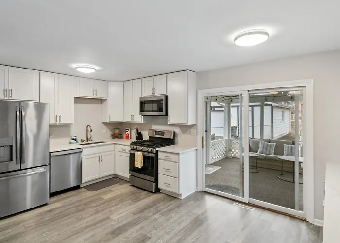 Spacious Near Dt With Rec Holiday home