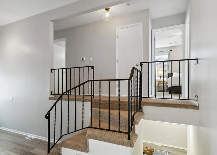Spacious Near Dt With Rec Libertyville