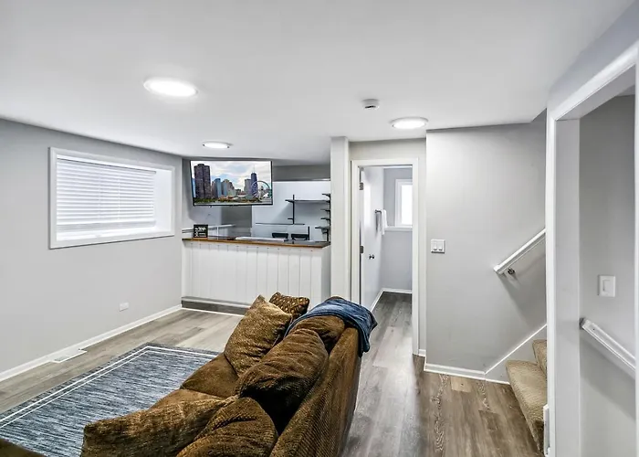 Holiday home Spacious Near Dt With Rec *