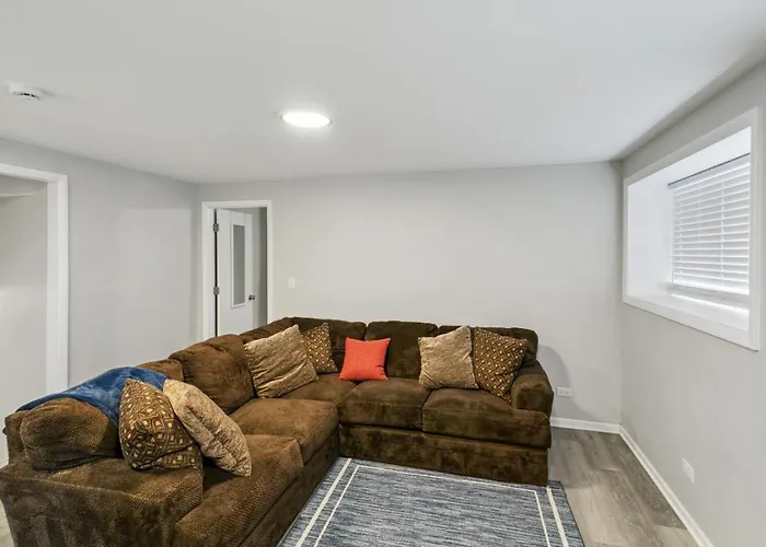 Spacious Near Dt With Rec Holiday home