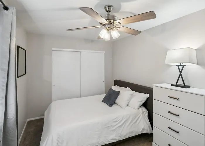 Spacious Near Dt With Rec Holiday home Libertyville