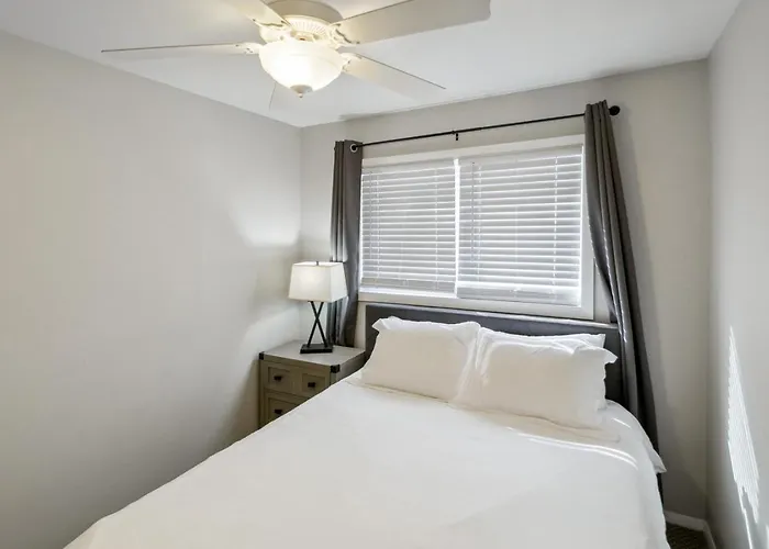 Spacious Near Dt With Rec Libertyville