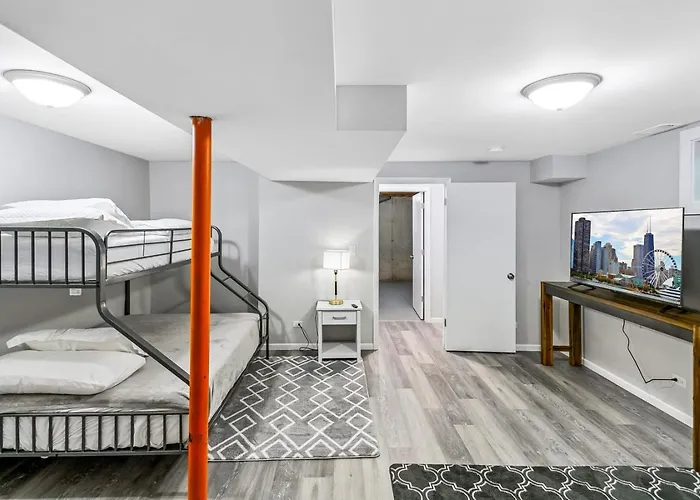 Spacious Near Dt With Rec Holiday home *