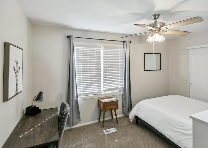 Holiday home Spacious Near Dt With Rec *