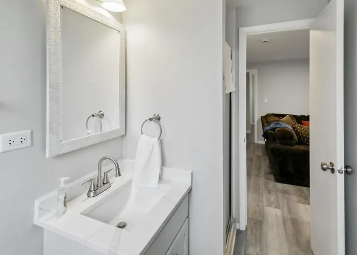 Spacious Near Dt With Rec Libertyville