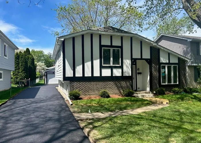 Spacious Near Dt With Rec Libertyville