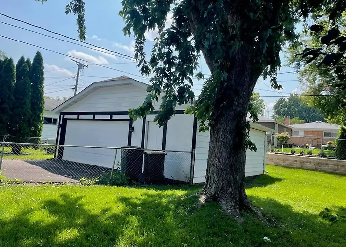 Spacious Near Dt With Rec Holiday home