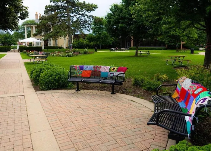 Spacious Near Dt With Rec Holiday home *