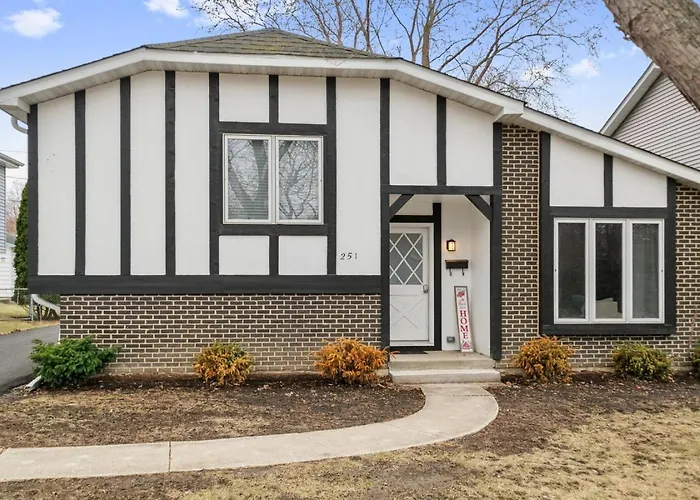 Spacious Near Dt With Rec Libertyville