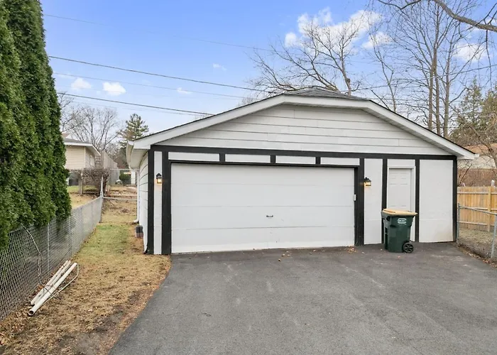 Spacious Near Dt With Rec Holiday home *
