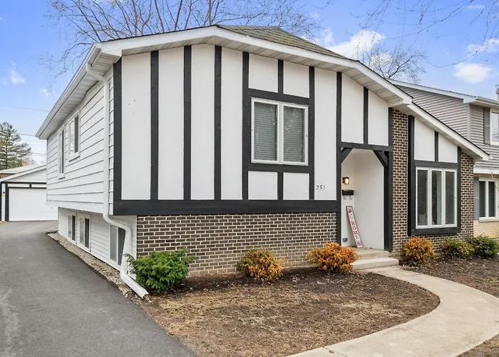Spacious Near Dt With Rec Holiday home Libertyville