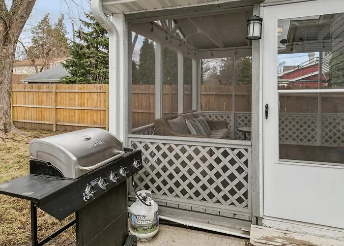 Spacious Near Dt With Rec Holiday home